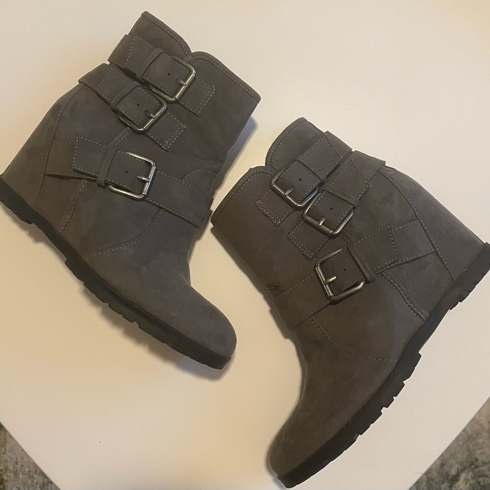 Unisa gray suede wedge booties🤍